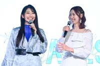 左から雨宮天、戸松遥。