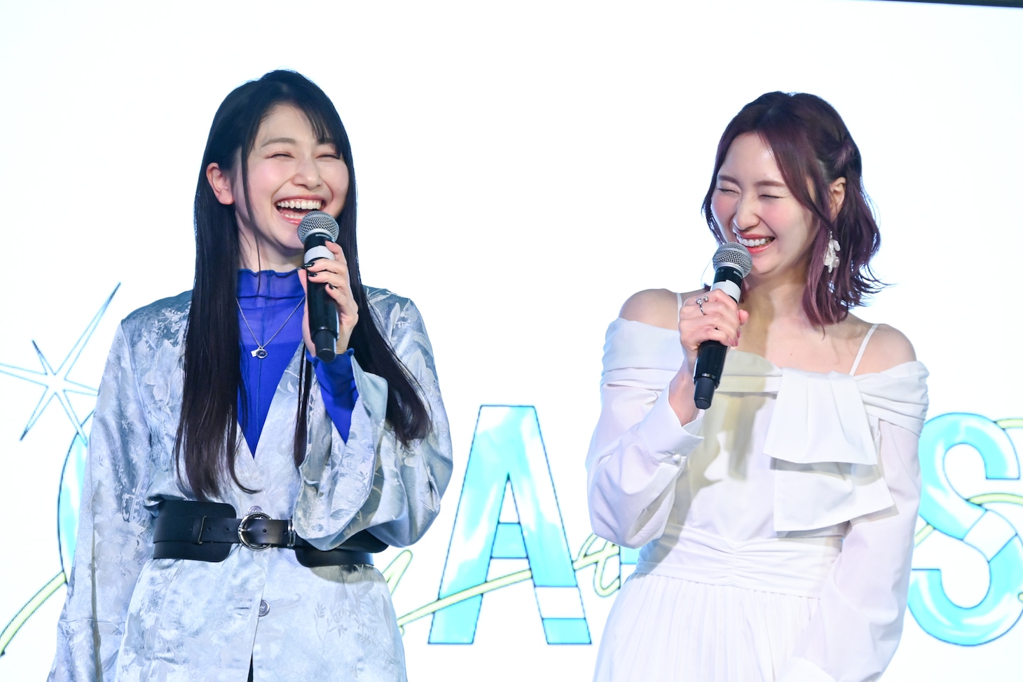 左から雨宮天、戸松遥。