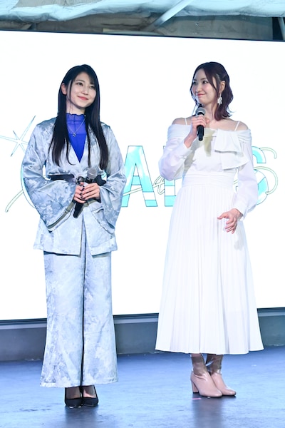 左から雨宮天、戸松遥。