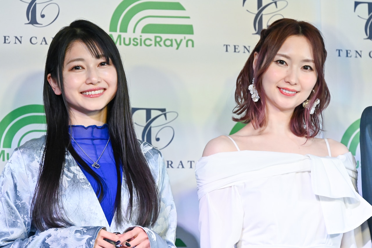 左から雨宮天、戸松遥。