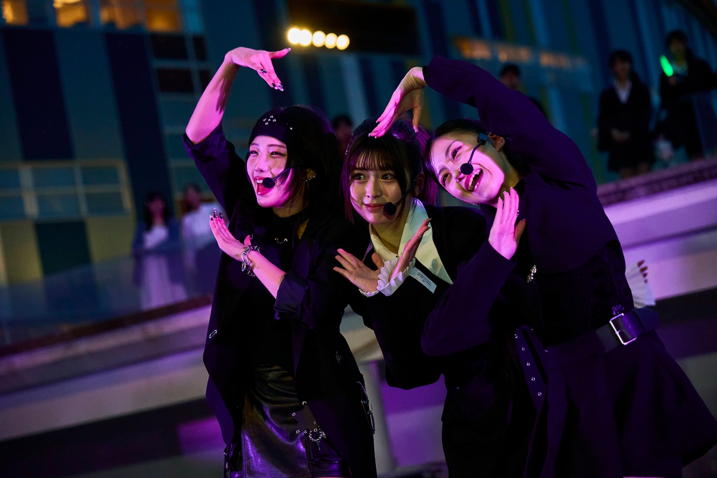 左からNAVI、HANNA、COCO。©OVERSE/KING RECORDS