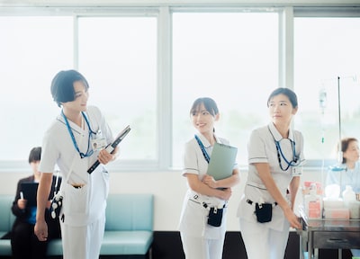 本多大夢（ROIROM）、ヒコロヒー、齊藤京子が出演する「ナース専科 転職」新Web CM「はじめて後輩ができた篇」のメインビジュアル。