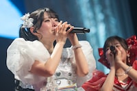 突然ライブの終わりを実感してしまい感極まる小鳥遊るい。