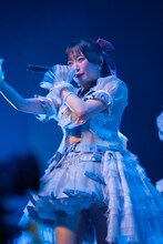 涙ぐむ岸みゆ。