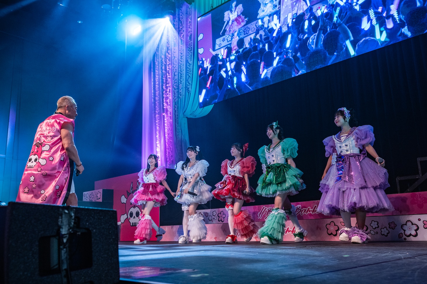 #ババババンビの5人を見つめ、無言のエールを送る角田信朗。