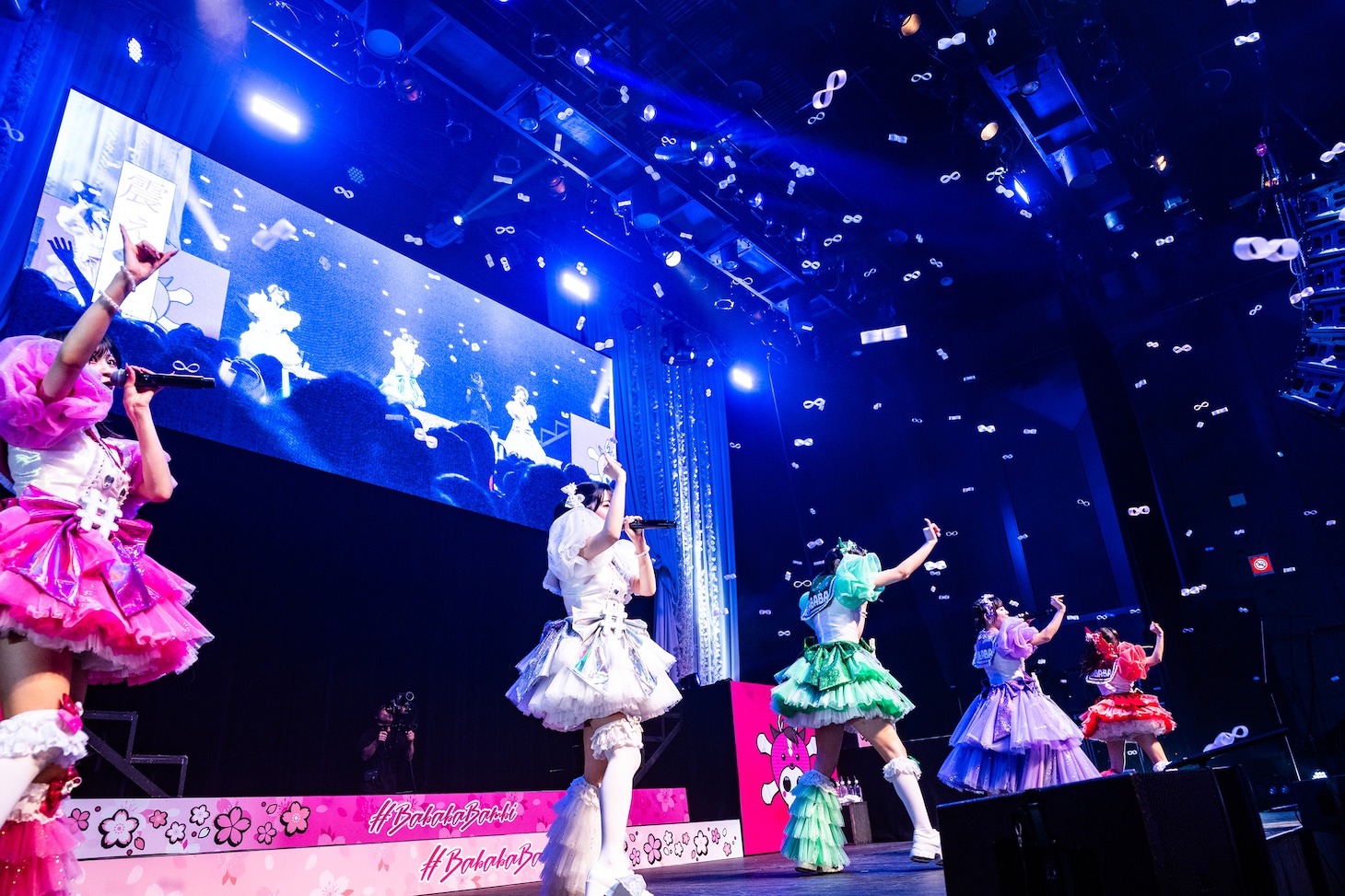 ♾️型の紙吹雪が舞う#ババババンビのステージ。