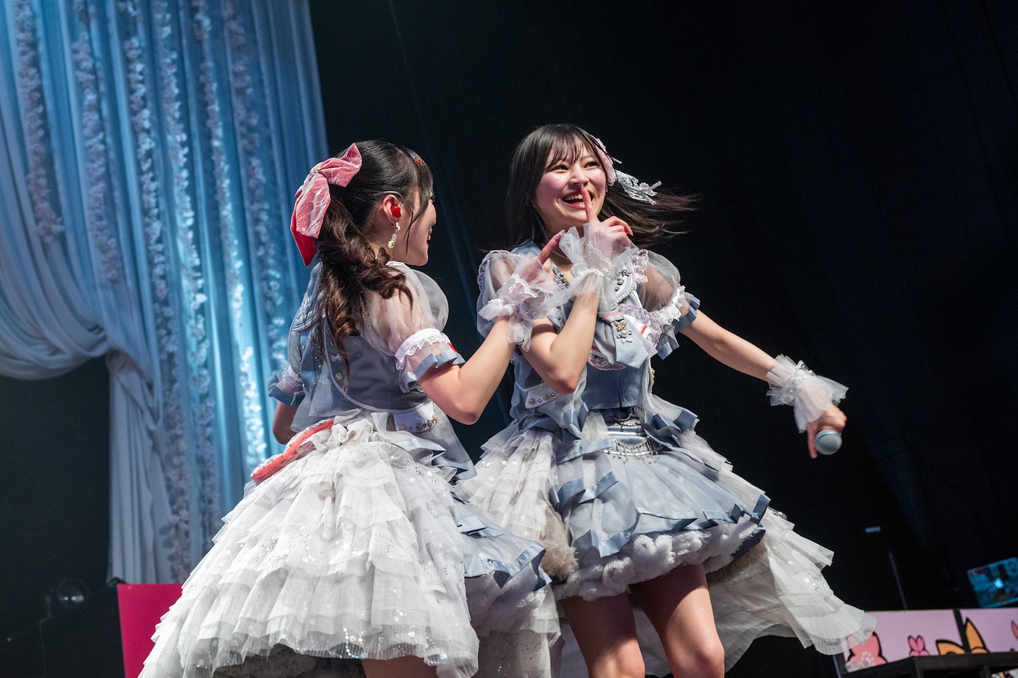 じゃれる岸みゆ（左）と宇咲（右）。