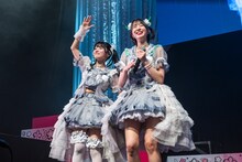 笑顔を振り撒く小鳥遊るい（左）と神南りな（右）。