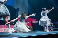 宇咲（左）に気付かない近藤沙瑛子（右）。