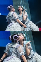 神南りな（右）の頬にキスをする近藤沙瑛子（左）。