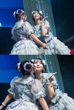 神南りな（右）の頬にキスをする近藤沙瑛子（左）。