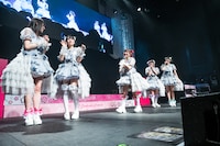 突然ライブの終わりを実感してしまい感極まる小鳥遊るい（左から2番目）。