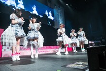 突然ライブの終わりを実感してしまい感極まる小鳥遊るい（左から2番目）。