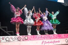 ダブルアンコールまですべてのパフォーマンスを終えてステージを去る#ババババンビ。