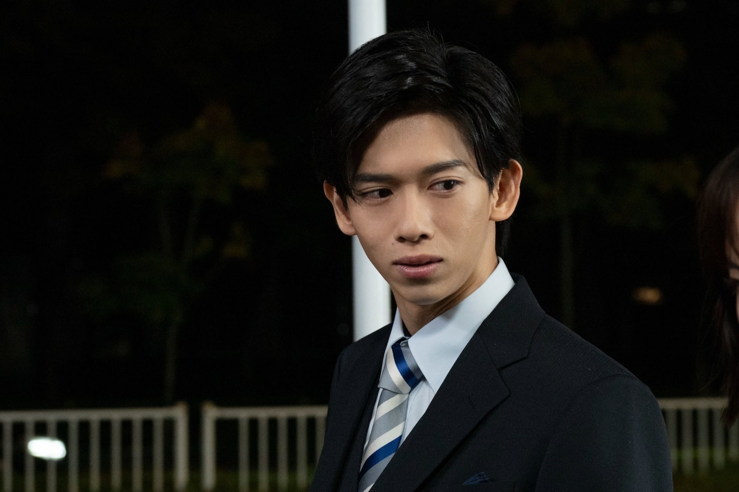 夜道の清水課長。