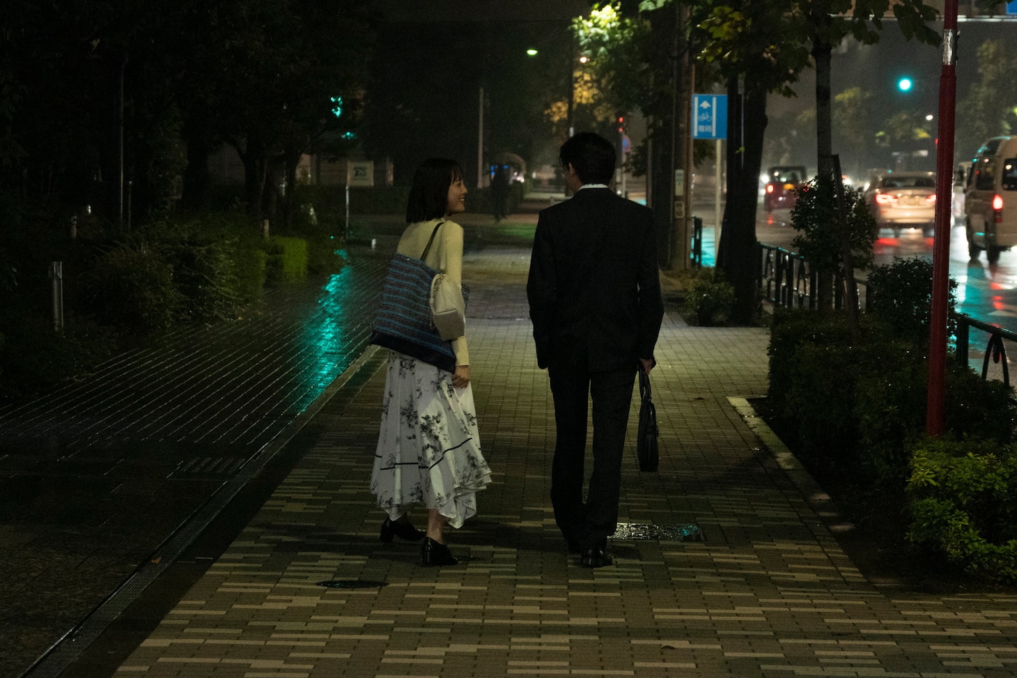 夜道を歩く琴音と清水課長。