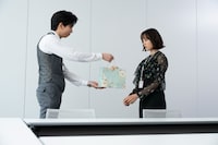 「あざとかわいいワタシが優勝」第4話より、船津稜雅（超特急）演じる清水課長と大友花恋演じる琴音。