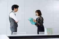 「あざとかわいいワタシが優勝」第4話より、船津稜雅（超特急）演じる清水課長と大友花恋演じる琴音。