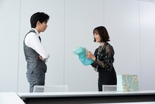 「あざとかわいいワタシが優勝」第4話より、船津稜雅（超特急）演じる清水課長と大友花恋演じる琴音。