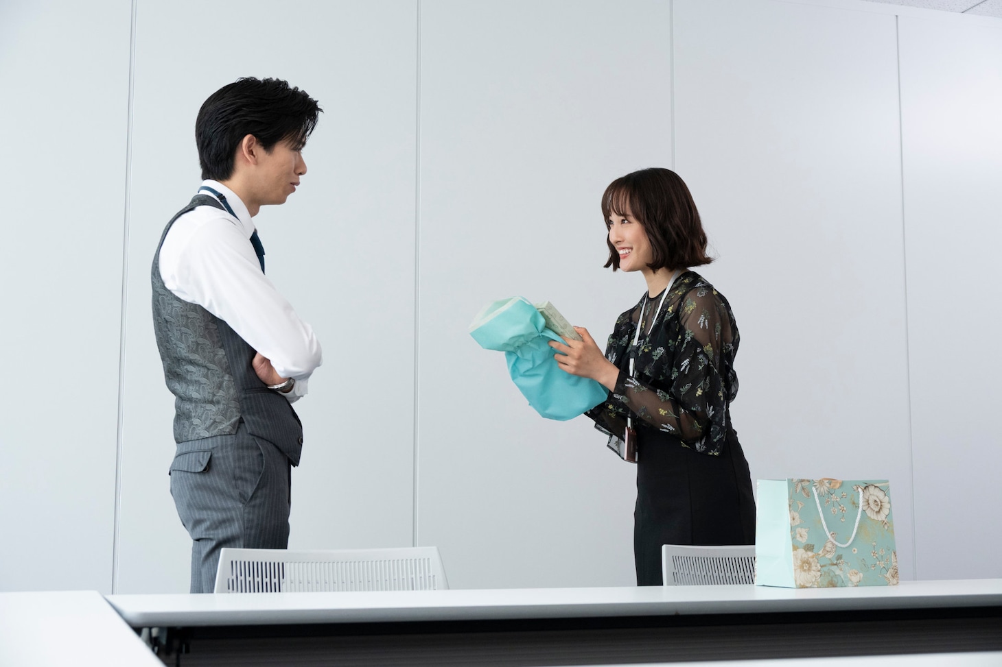 「あざとかわいいワタシが優勝」第4話より、船津稜雅（超特急）演じる清水課長と大友花恋演じる琴音。