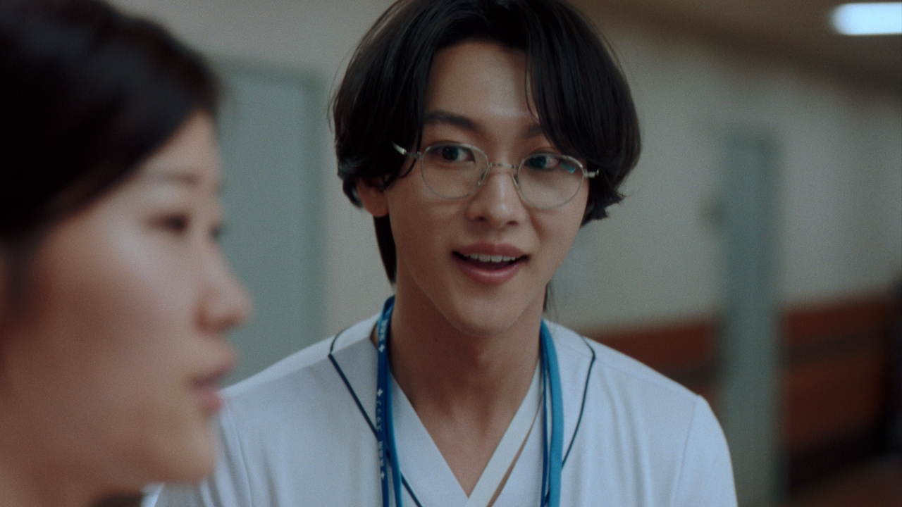 本多大夢（ROIROM）、ヒコロヒー、齊藤京子が出演する「ナース専科 転職」新Web CM「はじめて後輩ができた篇」より。