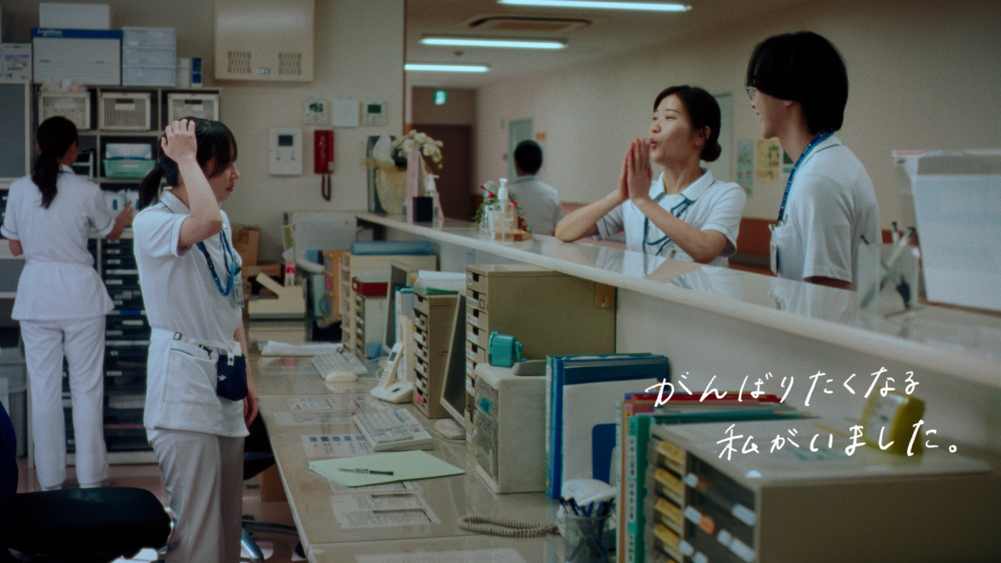 本多大夢（ROIROM）、ヒコロヒー、齊藤京子が出演する「ナース専科 転職」新Web CM「はじめて後輩ができた篇」より。