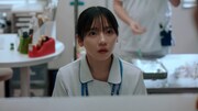 本多大夢（ROIROM）、ヒコロヒー、齊藤京子が出演する「ナース専科 転職」新Web CM「はじめて後輩ができた篇」より。