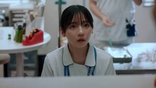 本多大夢（ROIROM）、ヒコロヒー、齊藤京子が出演する「ナース専科 転職」新Web CM「はじめて後輩ができた篇」より。