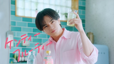 中島健人が出演する、Mizkan「フルーティス」新テレビCM「はじめてのフルーティス」編より。