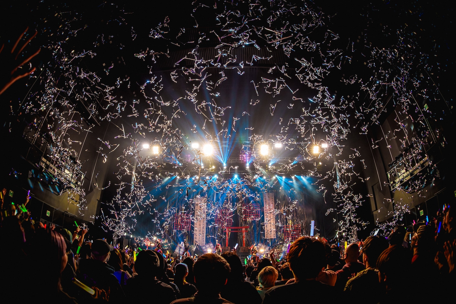 「マザリ 二○二六年 七大都市単独巡礼『呪物崇拝見世物花屋敷』」EX THEATER ROPPONGI公演の様子。