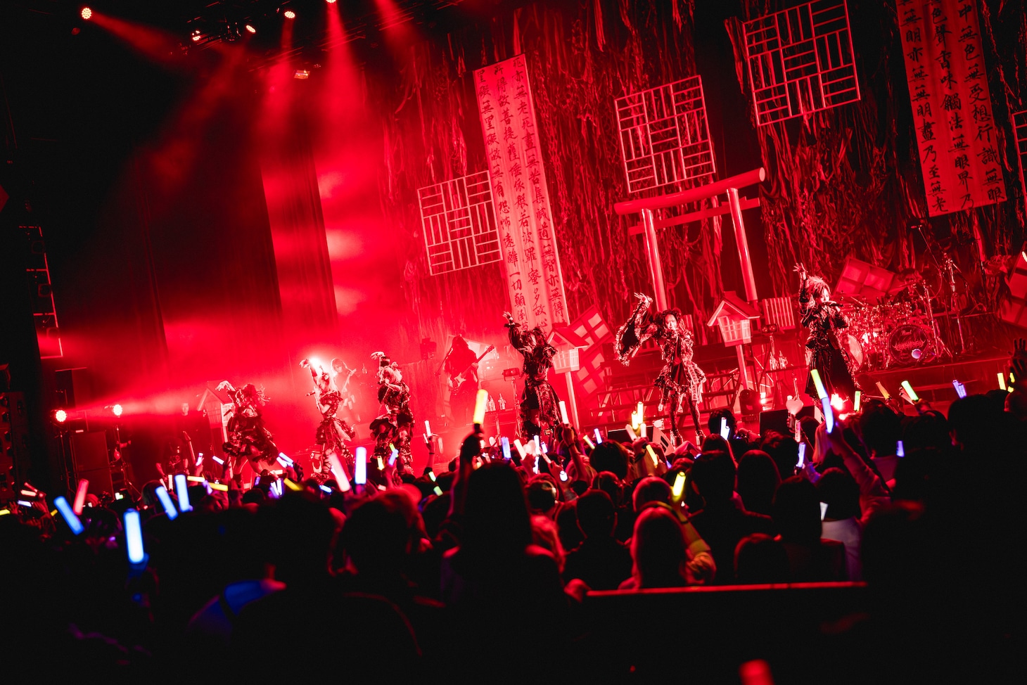 「マザリ 二○二六年 七大都市単独巡礼『呪物崇拝見世物花屋敷』」EX THEATER ROPPONGI公演の様子。