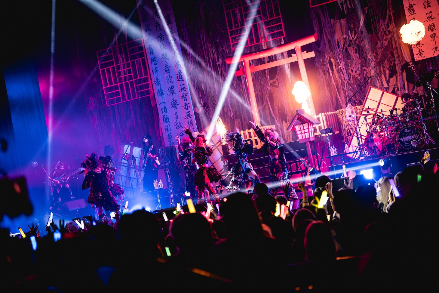 「マザリ 二○二六年 七大都市単独巡礼『呪物崇拝見世物花屋敷』」EX THEATER ROPPONGI公演の様子。