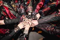 手を重ねるマザリとマザリバンドのメンバーたち。