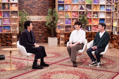 「SONGS ゆず」より。左から、大泉洋、ゆず。©︎NHK