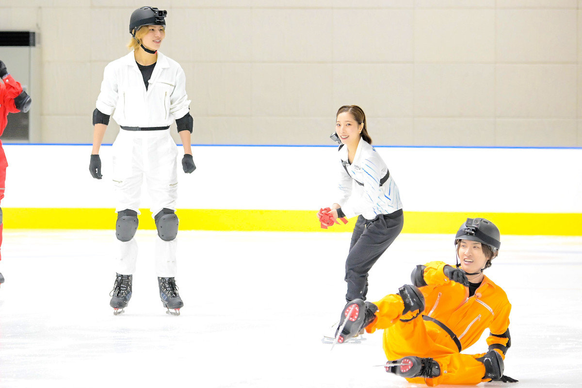 Snow Manと“りくりゅうペア”の氷上バトルの様子。4月17日放送の「それSnow Manにやらせて下さいSP」より。