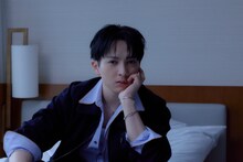 吉田仁人（M!LK）の新アーティスト写真。撮影は写真家の小林光大。