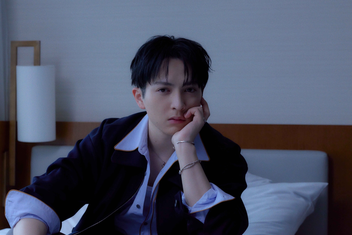 吉田仁人（M!LK）の新アーティスト写真。撮影は写真家の小林光大。