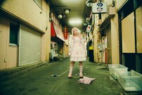 高架下の高円寺ストリートにて。