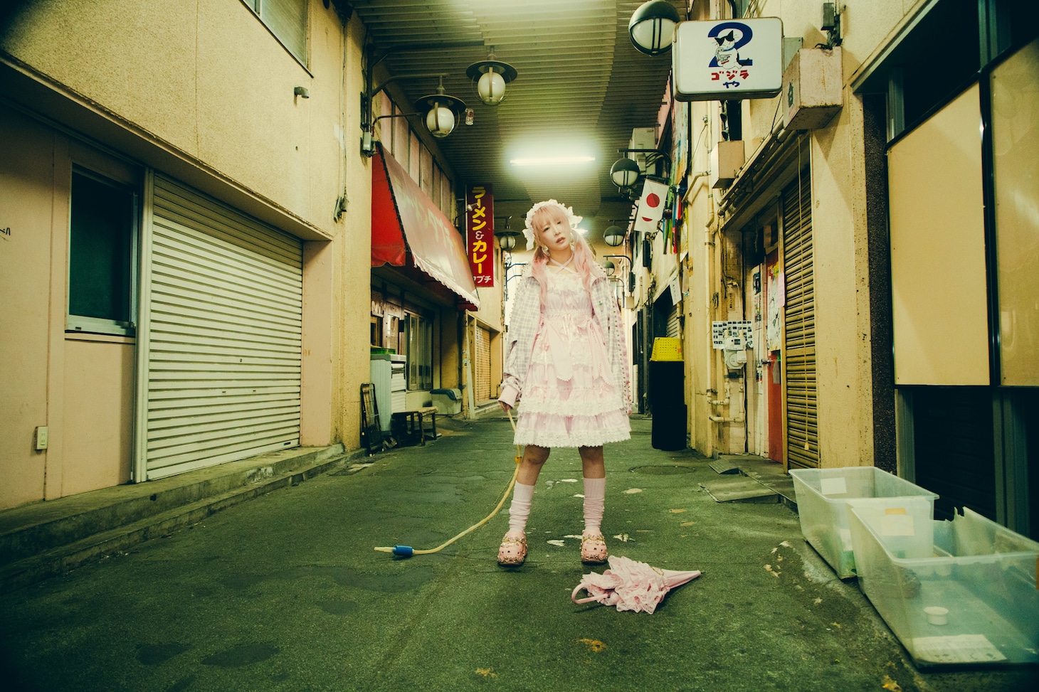 高架下の高円寺ストリートにて。