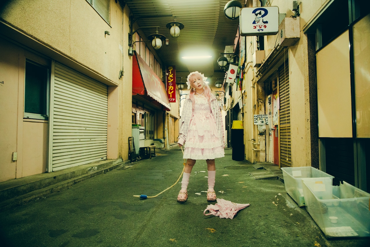 高架下の高円寺ストリートにて。