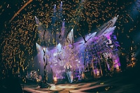 金テープが発射された瞬間。（撮影：冨田味我）