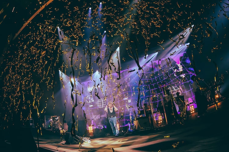 金テープが発車された瞬間。（撮影：冨田味我）