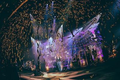 金テープが発射された瞬間。（撮影：冨田味我）