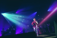 「ソメイヨシノ」でギターを弾く堂本剛/.ENDRECHERI.。（撮影：冨田味我）