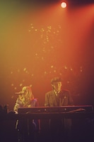 Moto（Vo / Chilli Beans.）とビッケブランカ。（Photo by renzo masuda）