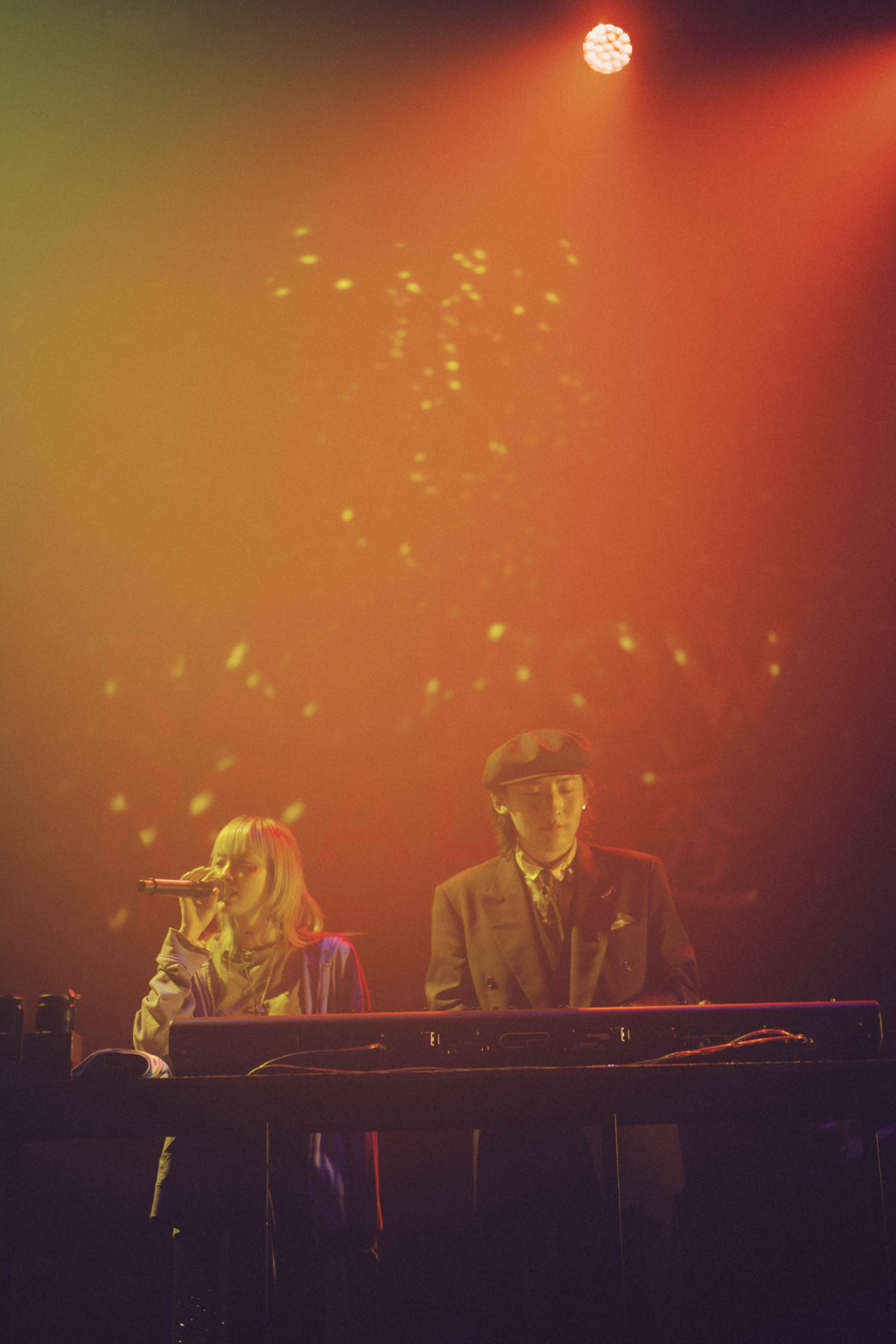 Moto（Vo / Chilli Beans.）とビッケブランカ。（Photo by renzo masuda）