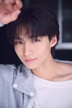 志賀李玖の1st写真集「遊色」より。（撮影：土山大輔）©︎KADOKAWA