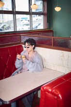 志賀李玖の1st写真集「遊色」より。（撮影：土山大輔）©︎KADOKAWA