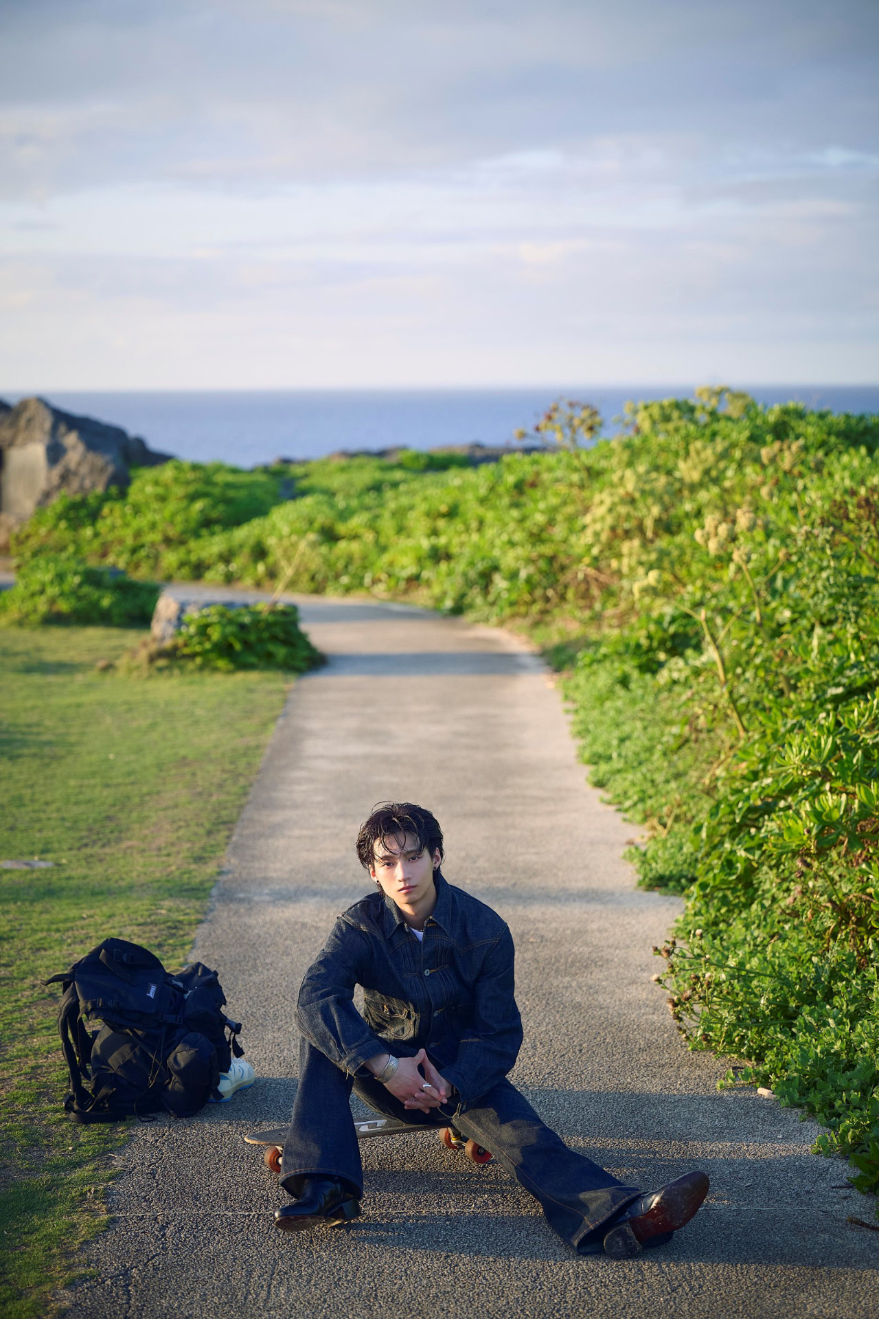 志賀李玖の1st写真集「遊色」より。（撮影：土山大輔）©︎KADOKAWA