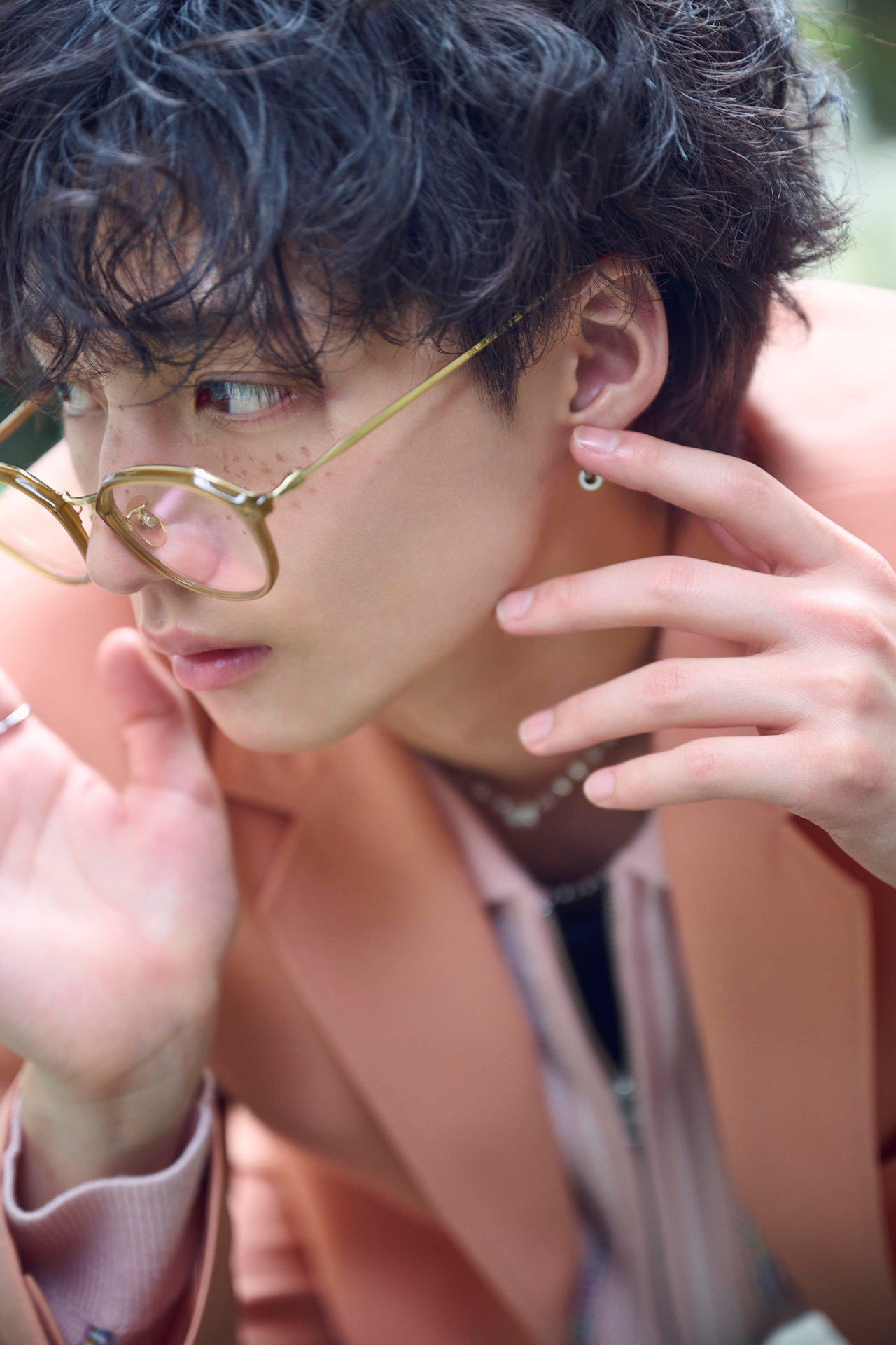 志賀李玖の1st写真集「遊色」より。（撮影：土山大輔）©︎KADOKAWA